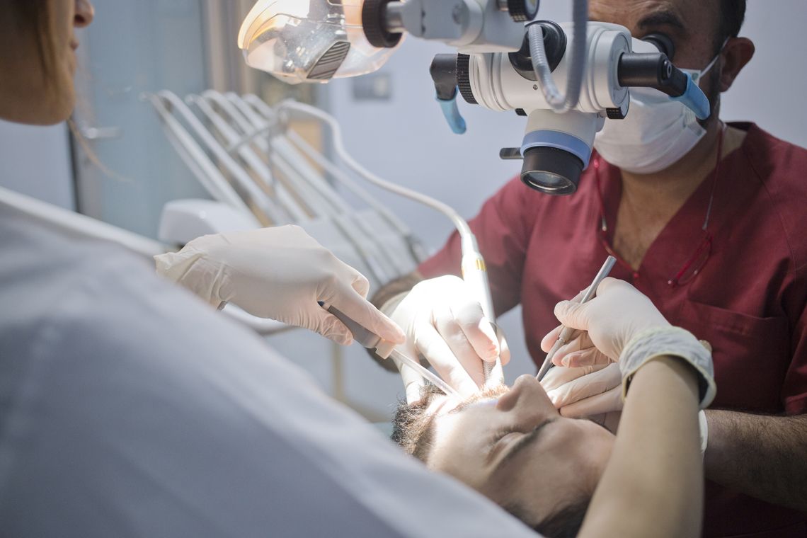 Tratamento com microscópio dentário na clínica